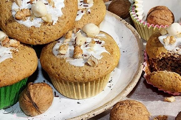Muffinki z orzechami włoskimi i syropem klonowym