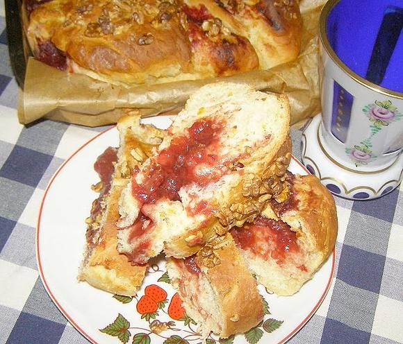 Puszyste ciasto drożdżowe z dżemem i orzechami