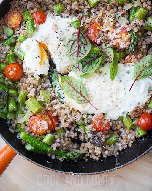 Stir-fry z kaszą gryczaną, szparagami i jajkiem