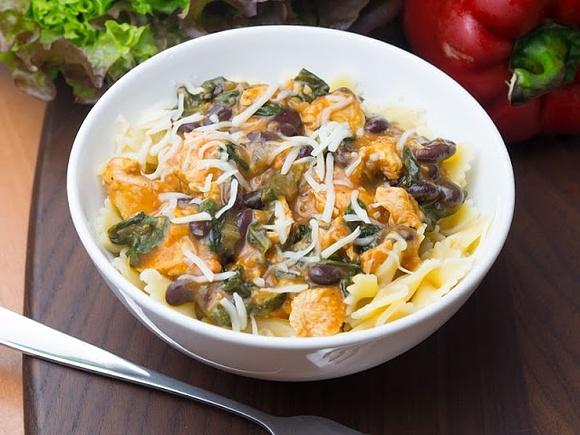 Makaron farfalle z kurczakiem, szpinakiem i czerwoną fasolą w sosie pomidorowym