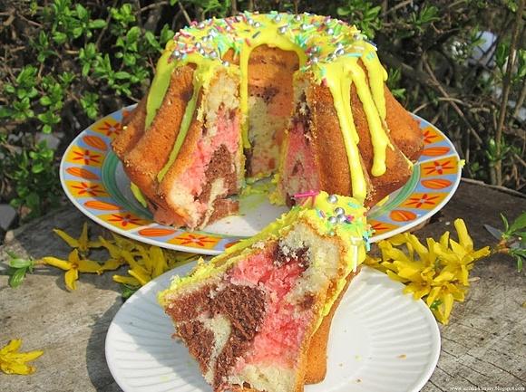 Pyszna trójkolorowa babka wielkanocna z trzema smakami