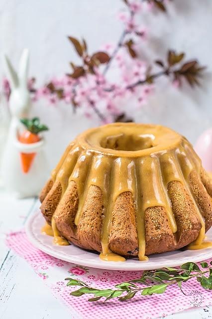 Drożdżowa babka na jogurcie z polewą orzechową