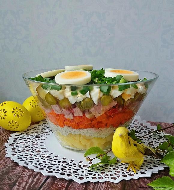 Wielkanocna sałatka z białą kiełbasą