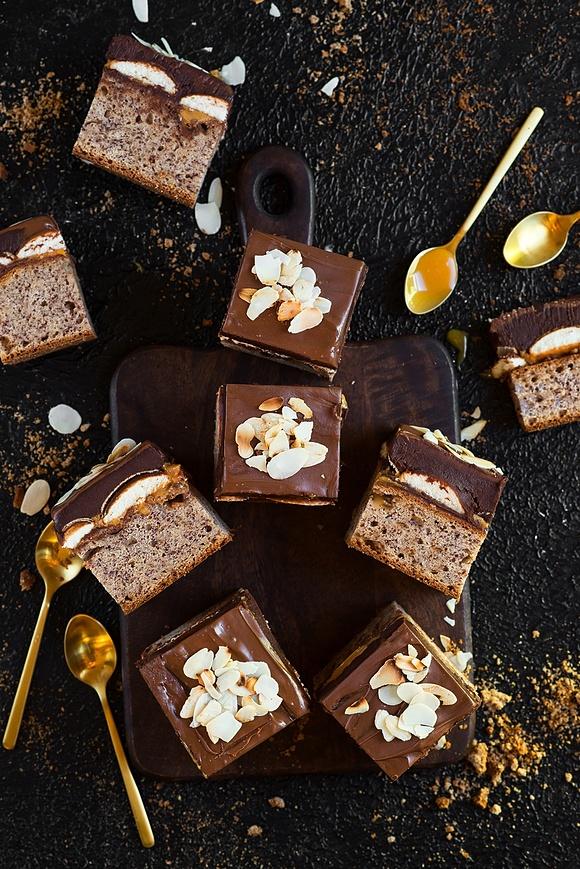 Ciasto bananowa kostka z karmelem i kremem czekoladowym