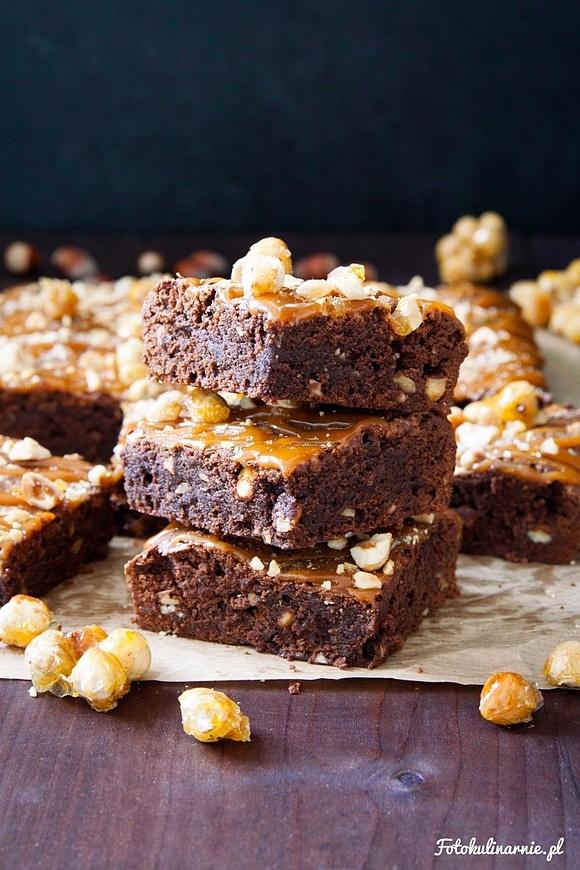 Brownie z praliną orzechową i sosem karmelowym