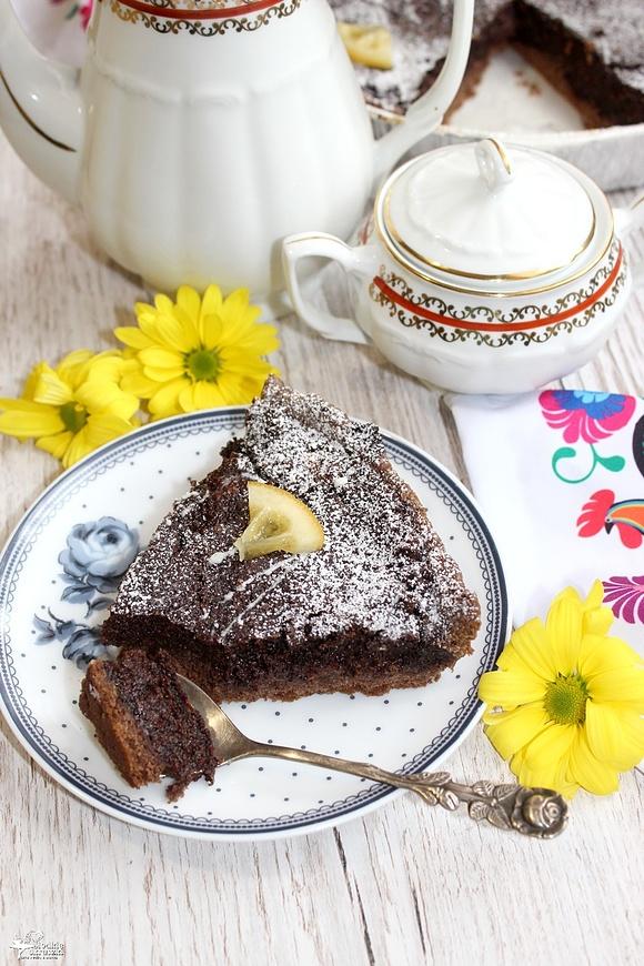 Makowa tarta na ciemnym spodzie