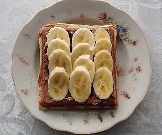 Gofry z nutellą i bananami na dzień czekolady