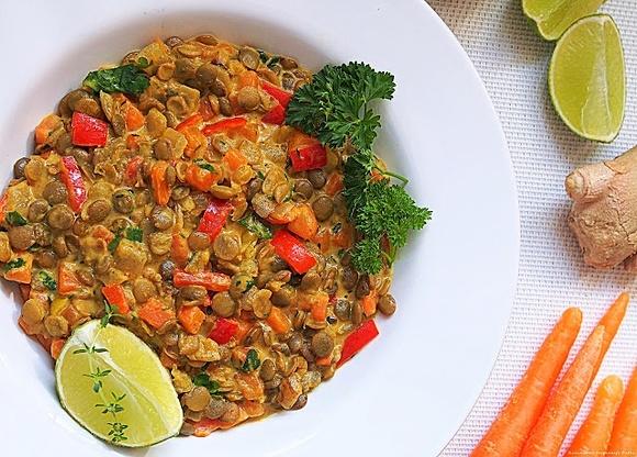 Warzywne curry z zieloną soczewicą