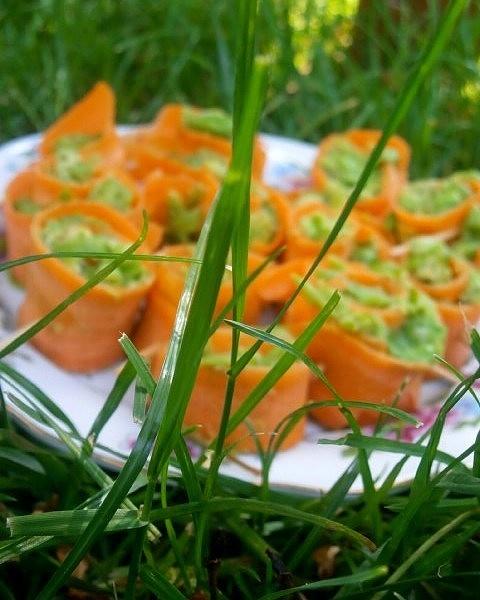 Czarnoksiężnik ze szmaragdowego grodu – l. frank baum, wegańskie raw roladki z marchewki i pastą z groszku tahini.