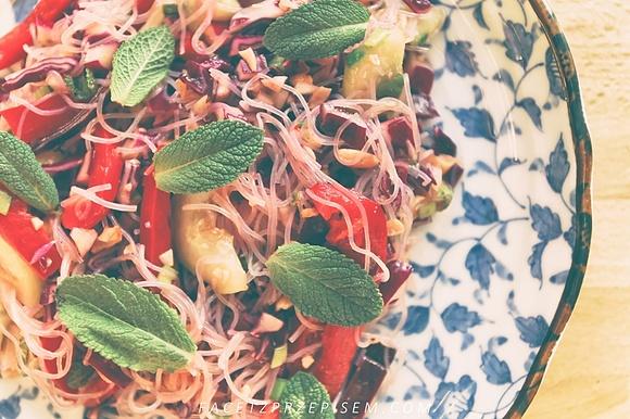 Azjatycka sałatka z makaronem vermicelli, orzechami i miętą