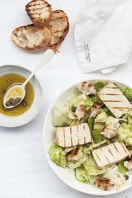 Sałata Cezar wegańska z grillowanym tofu