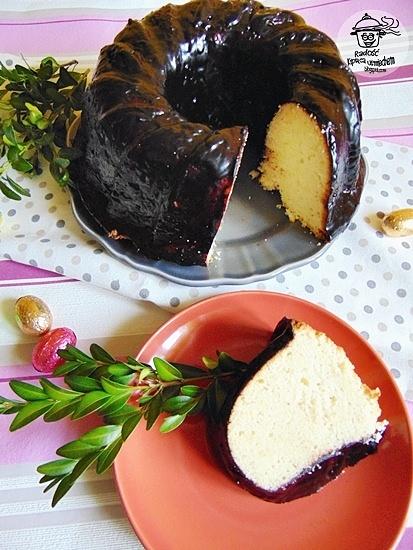 Cytrynowa babka z białek w polewie czekoladowej