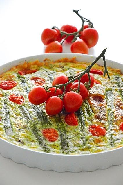 Tarta ze szparagami i pomidorkami koktajlowymi