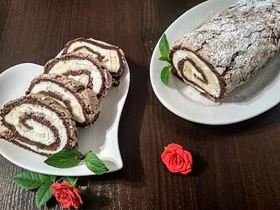 Kakaowa rolada bezowa z bananami