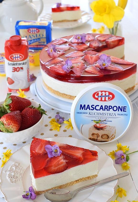 Sernik na zimno z mascarpone, galaretką i truskawkami