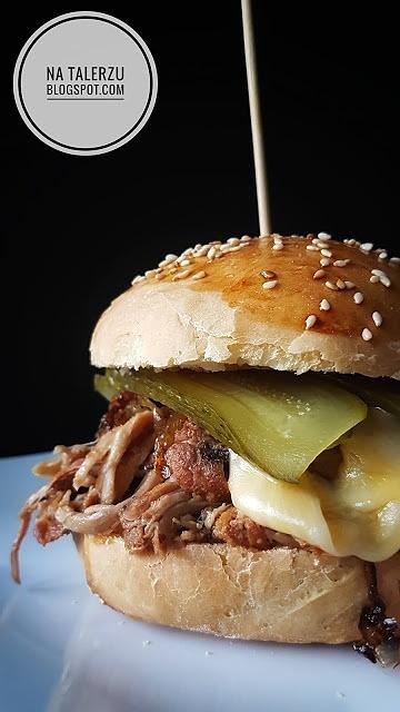 Pulled pork burger z szarpaną wieprzowiną