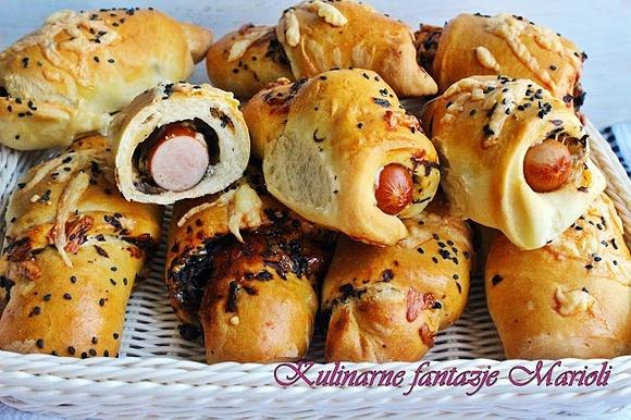 Paszteciki drożdżowe z kiełbaskami i pieczarkami
