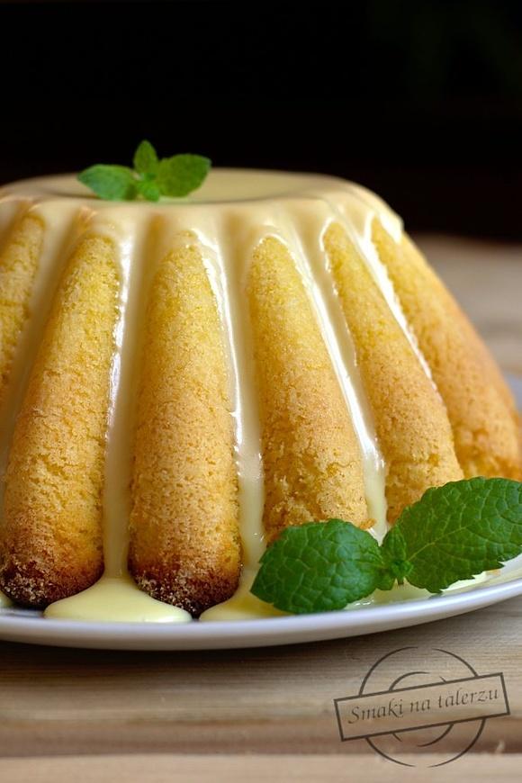 Mleczna babka z mlekiem skondensowanym i polewą z mleka w proszku