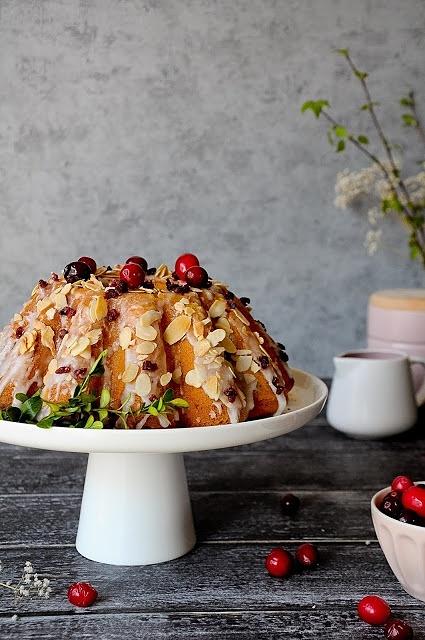 Babka z mango i żurawiną