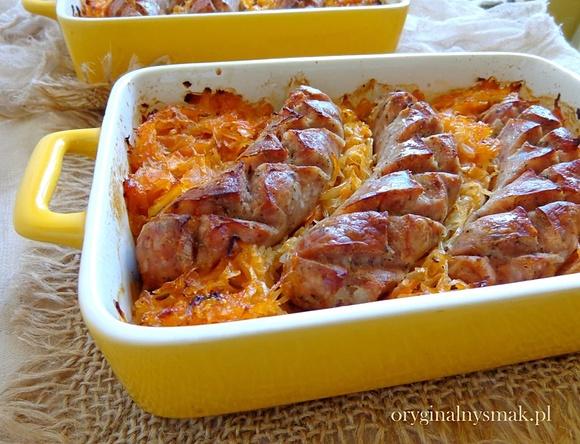 Biała kiełbasa pieczona z kapustą kiszoną i miodem pitnym