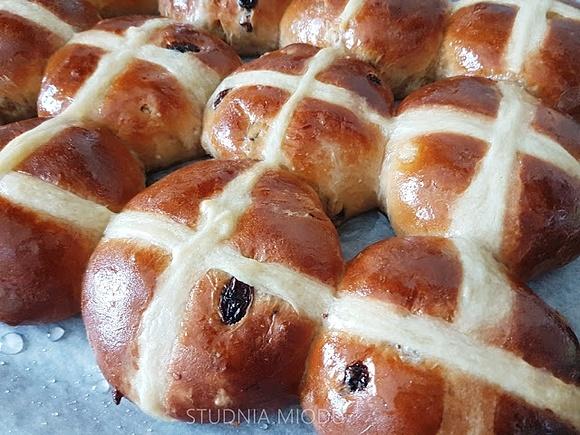 Hot cross buns czyli tradycyjne bułeczki wielkanocne z Wielkiej Brytanii