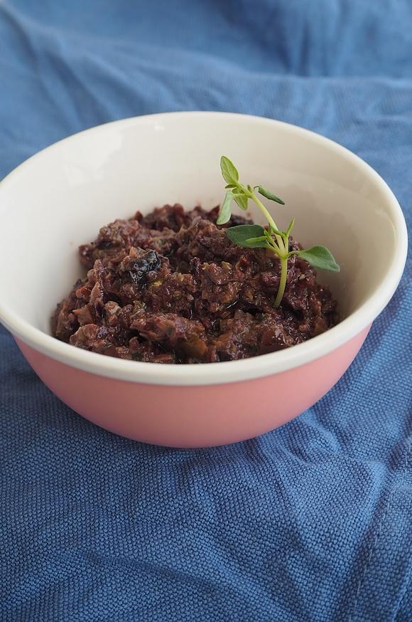 Tapenade - francuska pasta z oliwek i kaparów