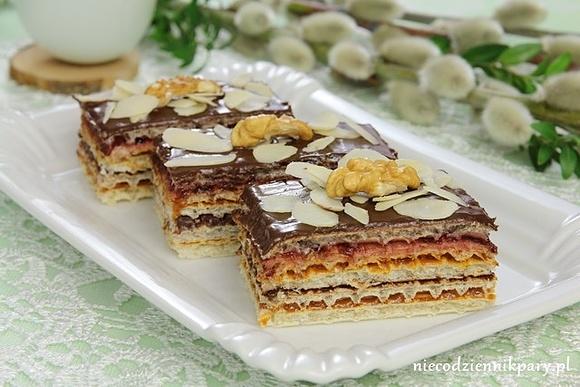 Mazurek bez pieczenia z wafli i masą orzechową