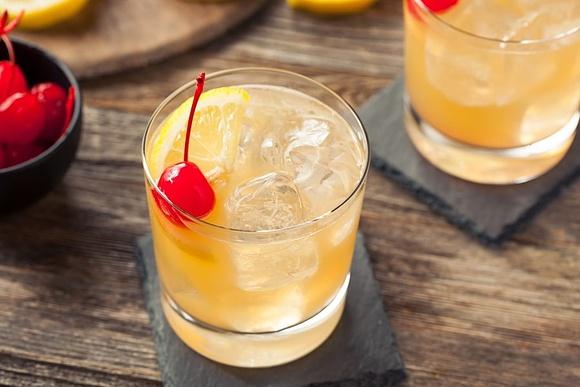 Whisky Sour - przepis na popularny drink z whisky i cytryną