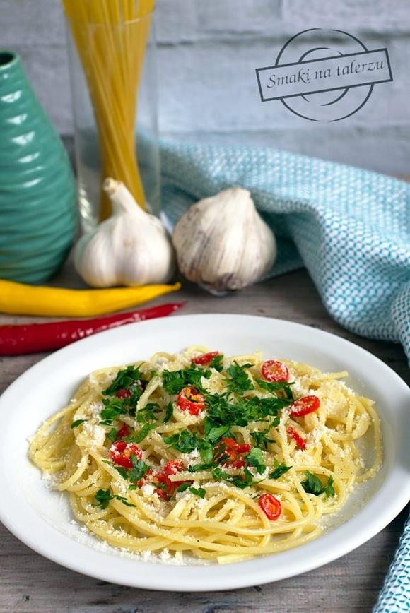 Spaghetti aglio e olio z chili i czosnkiem