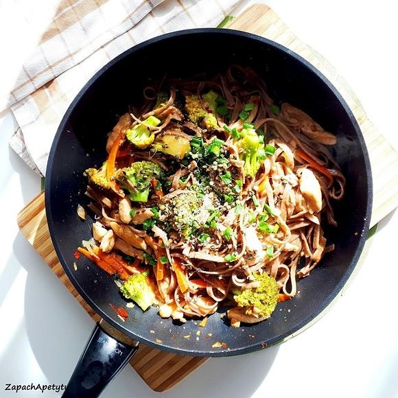 Makaron stir-fry z brokułem i kurczakiem