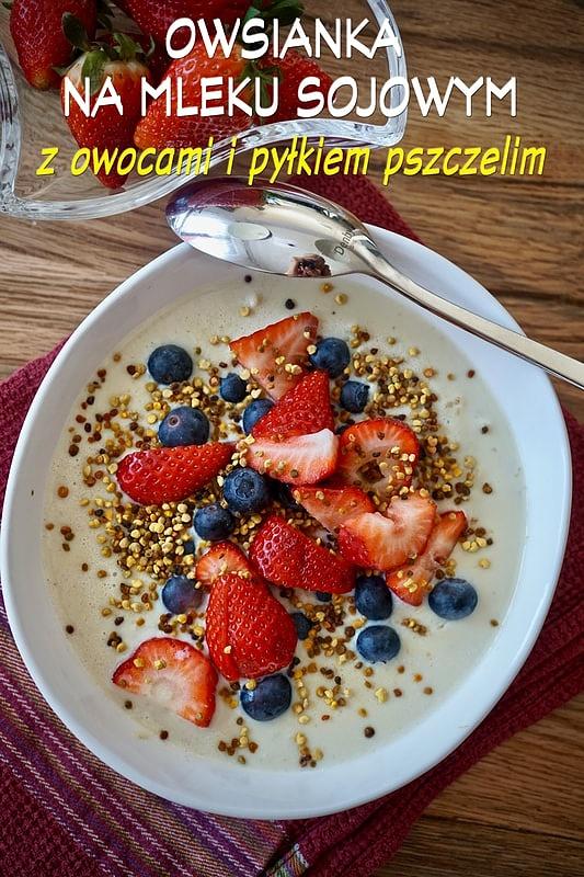 Owsianka na mleku sojowym z owocami i pyłkiem pszczelim
