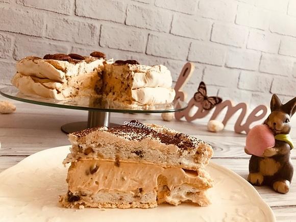 Tort bezowy z kremem kajmakowym i pekanami