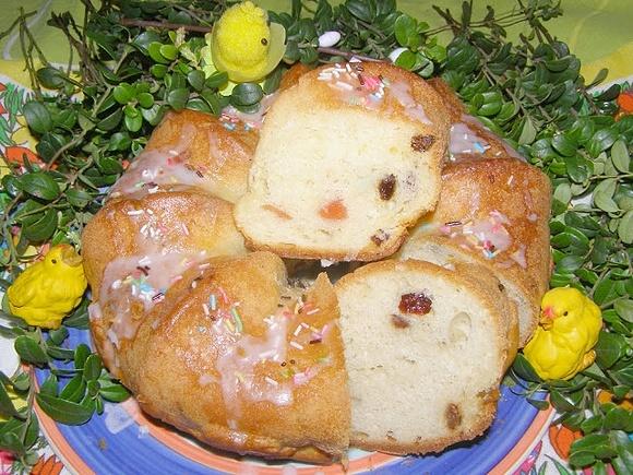 Drożdżowa babka z rodzynkami i mieszanką keksową