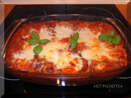 Lasagna z mięsem i sosem pomidorowym