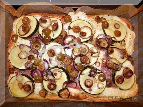 Pizza bianca - przepis na pyszną pizzę bez sosu pomidorowego