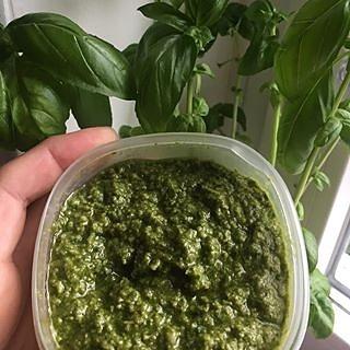 Domowe pesto z bazylii i migdałów
