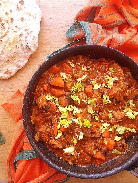 Curry z kurczakiem i pastą z nerkowców