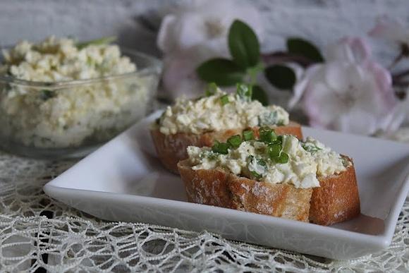 Pasta jajeczna z żółtym serem
