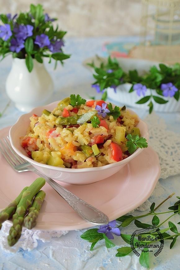 Pomidorowe risotto z boczkiem cukinią i szparagami