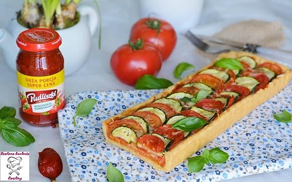Tarta z mocno pomidorowym nadzieniem, cukinią i ziołami