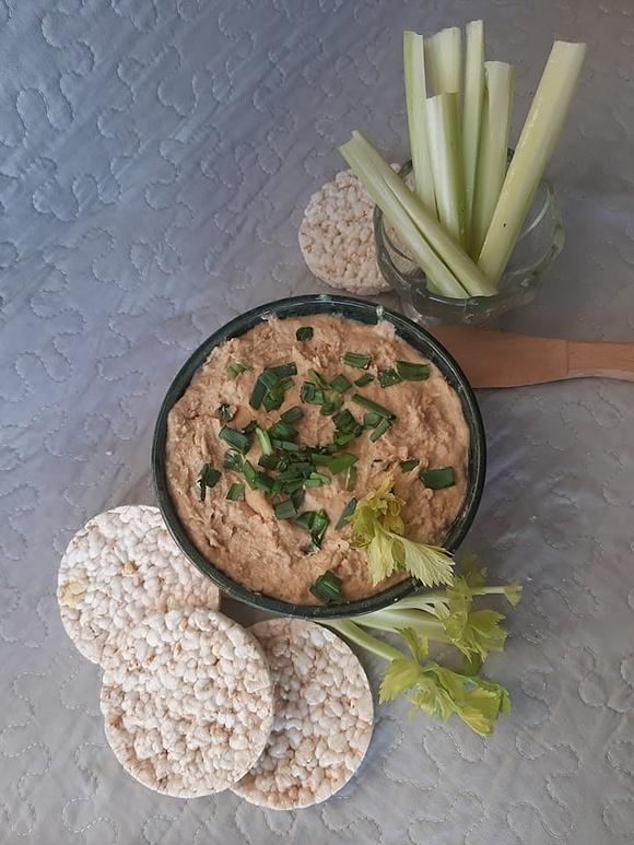 Humus orzechowy na waflach z selerem naciowym