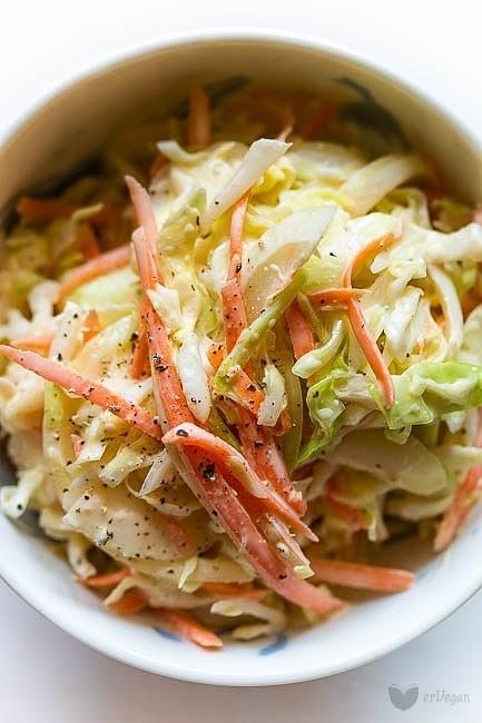 Wegański coleslaw z kapusty i marchwi