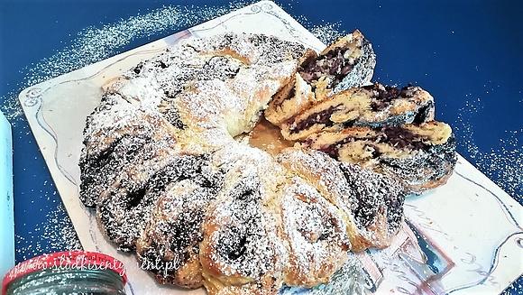 Drożdżowy kwiat z jagodami i twarogiem