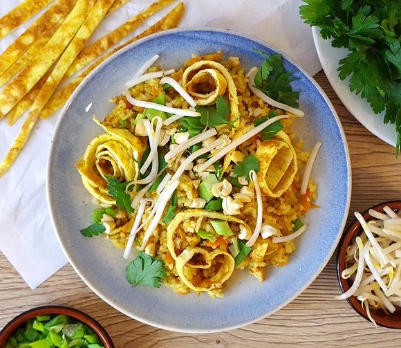 Nasi goreng z kurczakiem, omletem i kiełkami fasoli mung