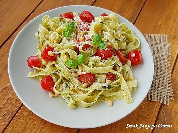 Makaron z bazylią, orzeszkami piniowymi, pomidorami i serem Grana Padano
