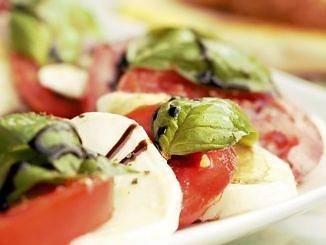 Sałatka z mozzarellą, pomidorami i octem balsamicznym