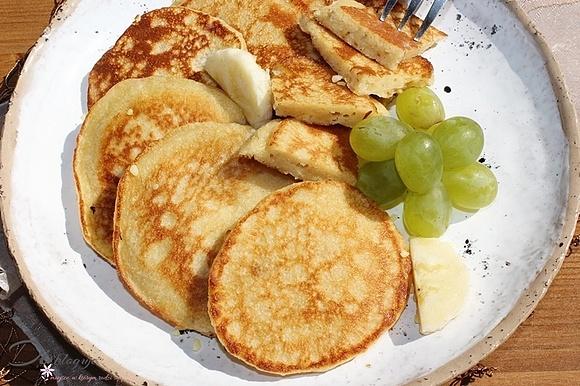 Placuszki z bananem, masłem orzechowym i kaszą manną bez mąki i cukru
