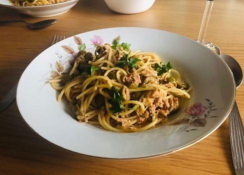 Spaghetti z tuńczykiem i oliwkami