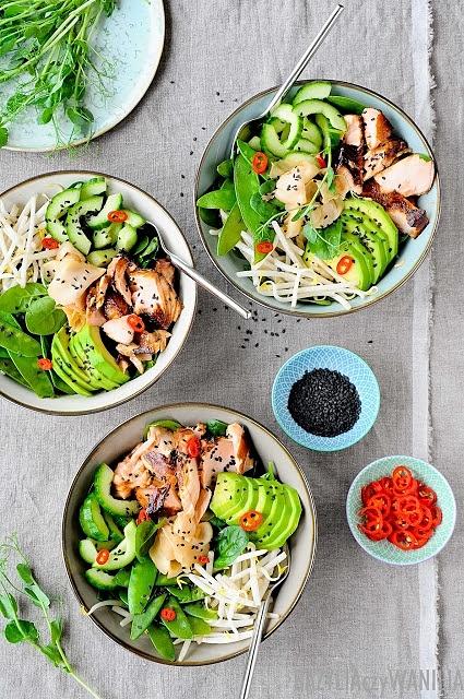 Poke bowl z łososiem teriyaki i zielonymi warzywami