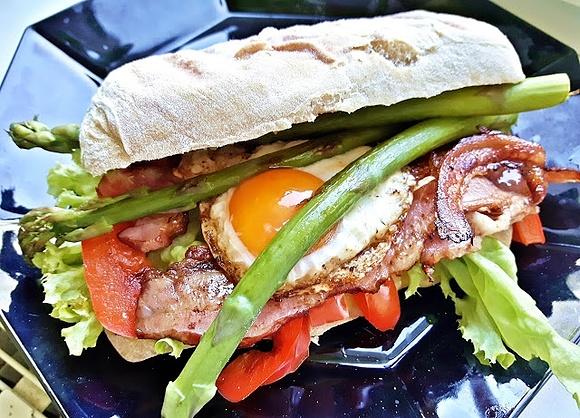 Panini ze szparagami jajkiem i boczkiem